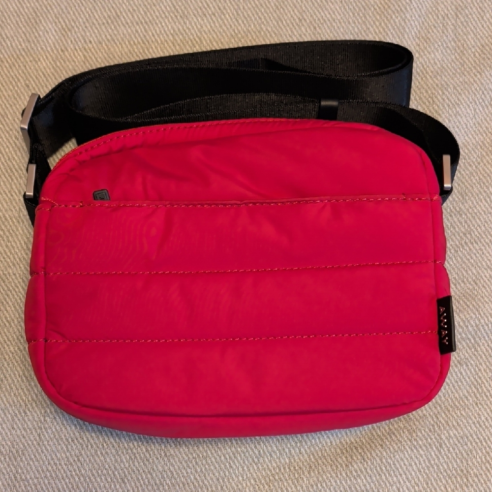 Away - The Quilted Everywhere Crossbody Bag in Viva Magenta